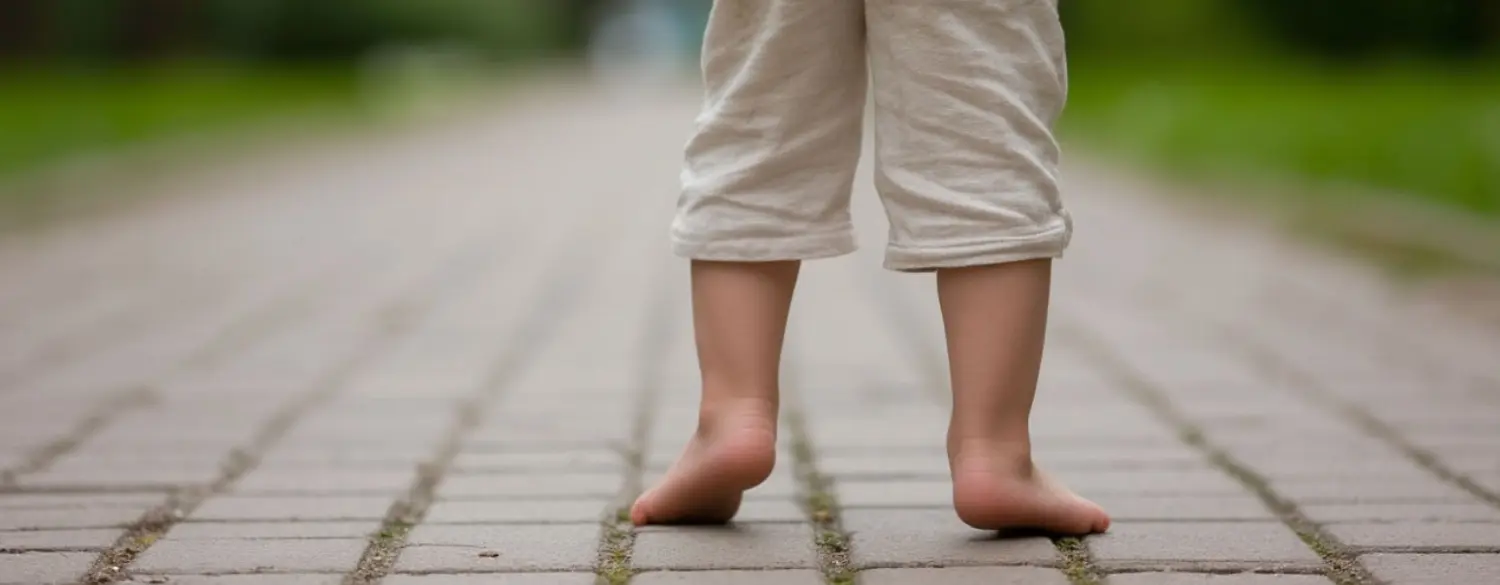 Ребенок ходит на носочках. Что делать?
